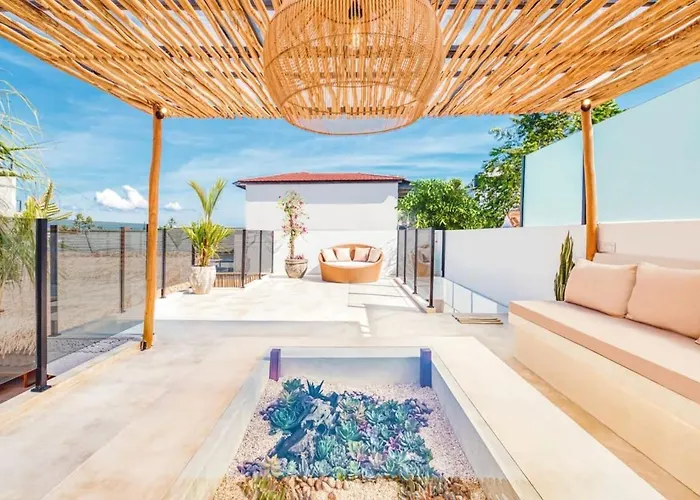 Belize - Lush 4bdr Rooftop Terrace Villa Canggu